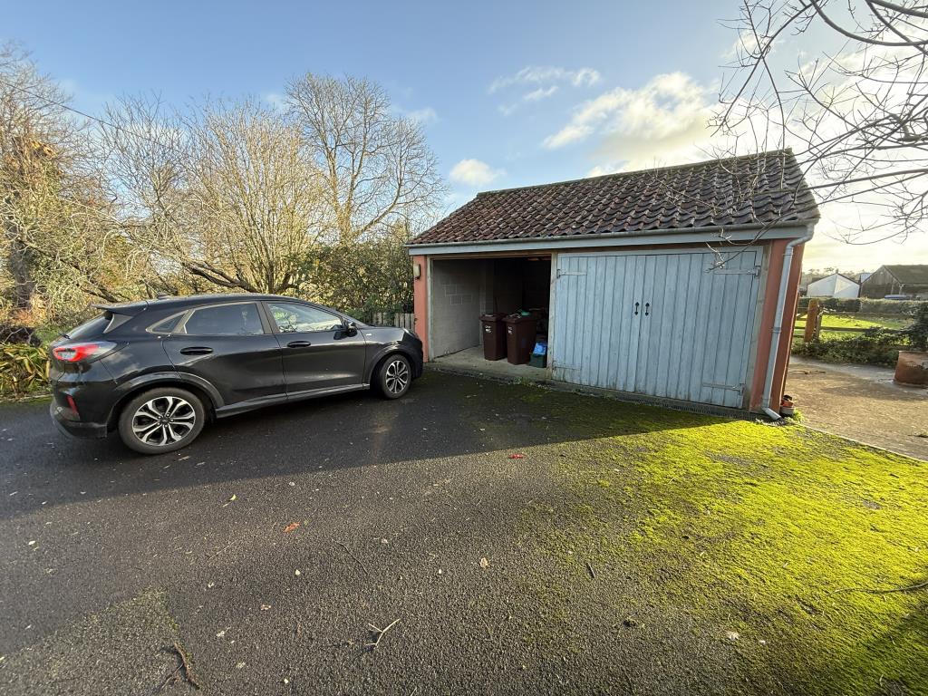 Lot: 124 - BUNGALOW FOR REPAIR AND REFURBISHMENT IN SOUGHT AFTER AREA - Double garage